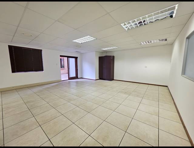 172M² OFFICE TO LET IN HONEYDEW